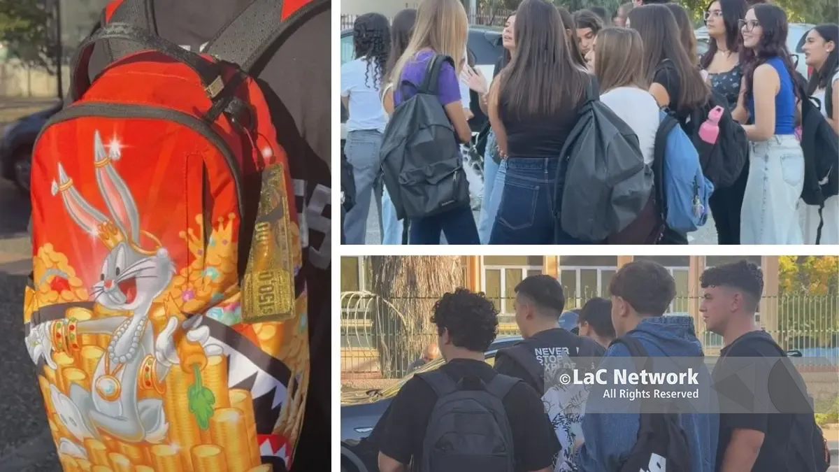 Studenti davanti a una scuola di Cosenza nel primo giorno dell\\u2019anno scolastico