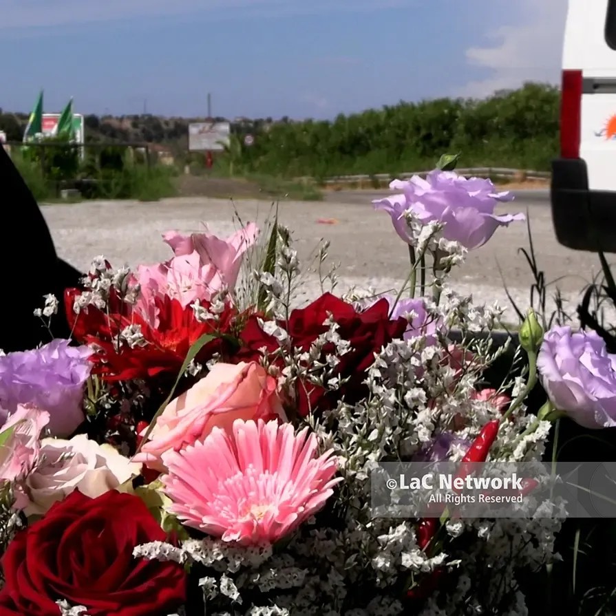 Ex Statale 522, la fioraia costretta a tenere il conto dei morti sulla litoranea vibonese:\u00A0«Stanca di mettere mazzi di fiori a\u00A0bordo strada»\n