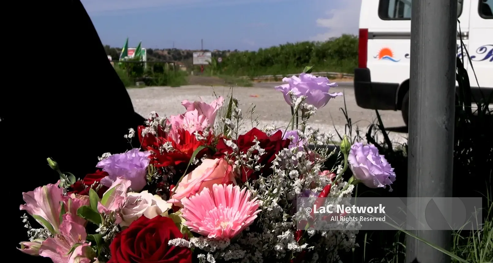 Ex Statale 522, la fioraia costretta a tenere il conto dei morti sulla litoranea vibonese:\u00A0«Stanca di mettere mazzi di fiori a\u00A0bordo strada»\n