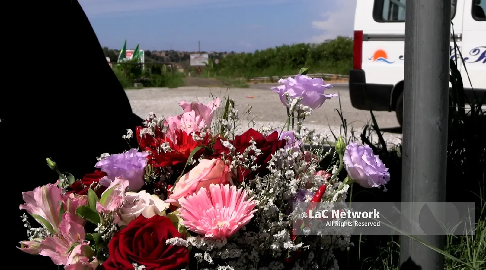Ex Statale 522, la fioraia costretta a tenere il conto dei morti sulla litoranea vibonese:\u00A0«Stanca di mettere mazzi di fiori a\u00A0bordo strada»\n