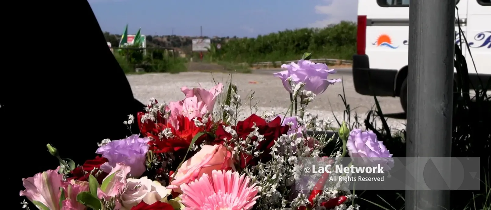Ex Statale 522, la fioraia costretta a tenere il conto dei morti sulla litoranea vibonese:\u00A0«Stanca di mettere mazzi di fiori a\u00A0bordo strada»\n