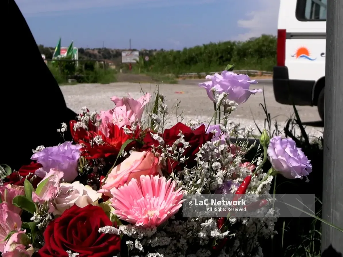 Ex Statale 522, la fioraia costretta a tenere il conto dei morti sulla litoranea vibonese: «Stanca di mettere mazzi di fiori a bordo strada»