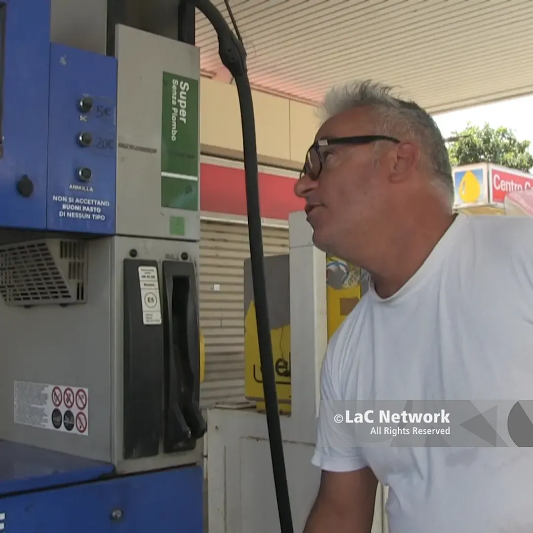 <p>Caro carburanti, in Calabria prezzi ancora in aumento: «Siamo sul lastrico, impossibile anche lavorare»</p>