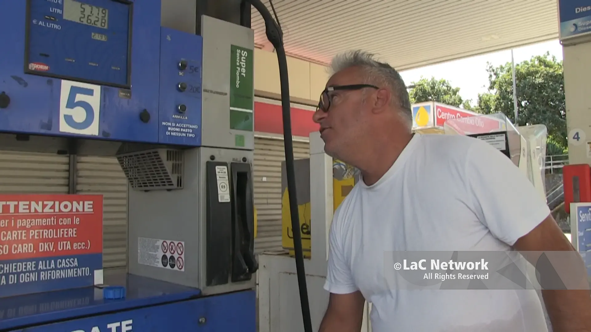 Carburanti, nel Vibonese prezzi da incubo e c’è chi fa scorta con le taniche. Automobilisti disperati: «Impossibile anche lavorare»\n