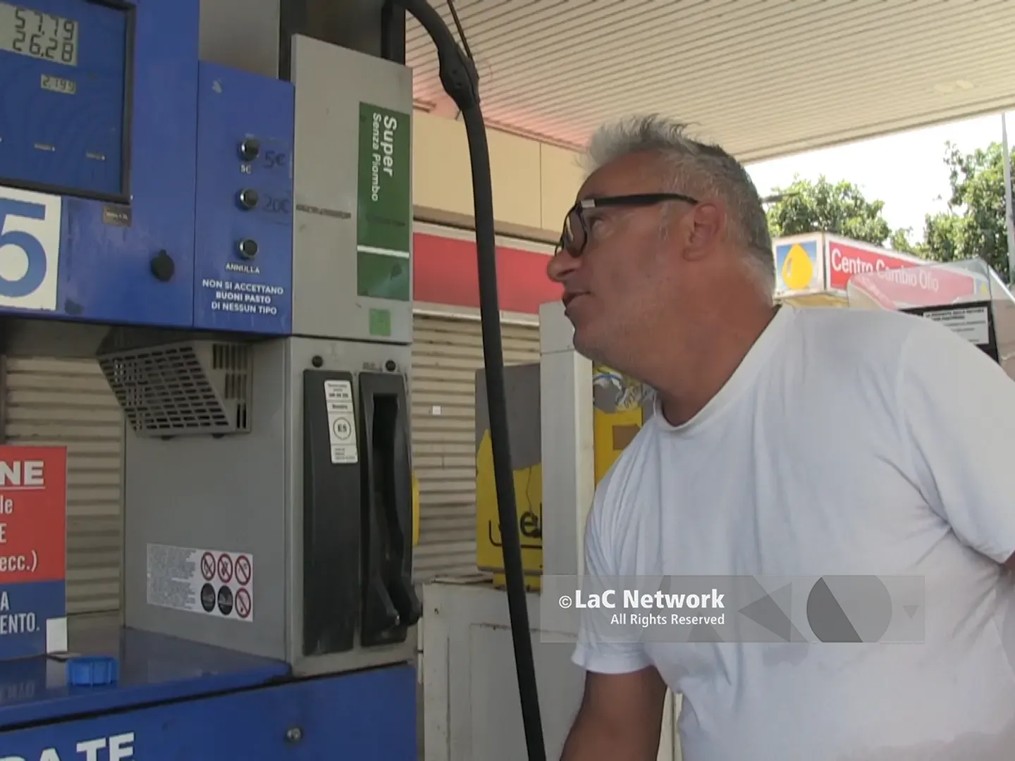 Carburanti, nel Vibonese prezzi da incubo e c’è chi fa scorta con le taniche. Automobilisti disperati: «Impossibile anche lavorare»
