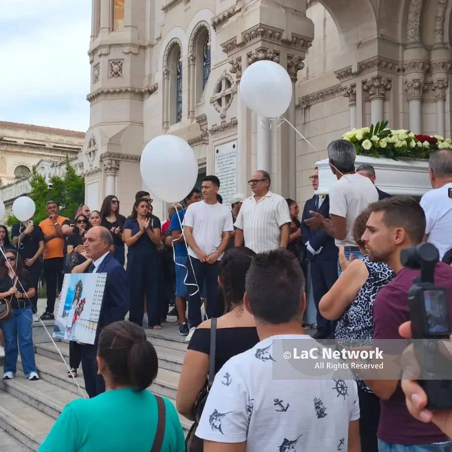 <p>A Reggio l'ultimo straziante saluto ad Anthea, la promessa della sorella: «Ti porterò sempre con me»</p>