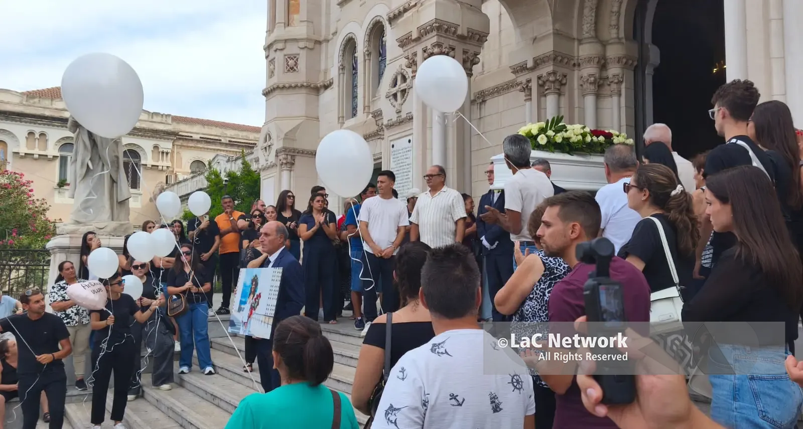 Reggio abbraccia Anthea, il dolore di una città e la promessa della sorella: «Ti porterò sempre con me»\n