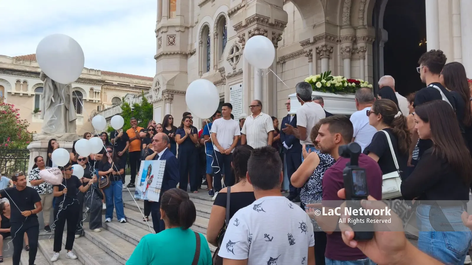 Reggio abbraccia Anthea, il dolore di una città e la promessa della sorella: «Ti porterò sempre con me»\n