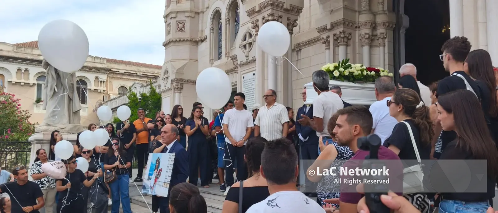 Reggio abbraccia Anthea, il dolore di una città e la promessa della sorella: «Ti porterò sempre con me»\n