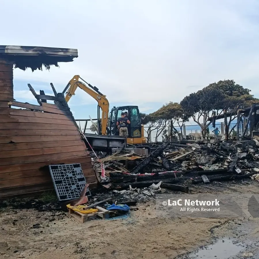 Pizzo, devastante incendio alla Marinella: il Lido Acqua Azzurra distrutto dalle fiamme, l’ipotesi del corto circuito\n