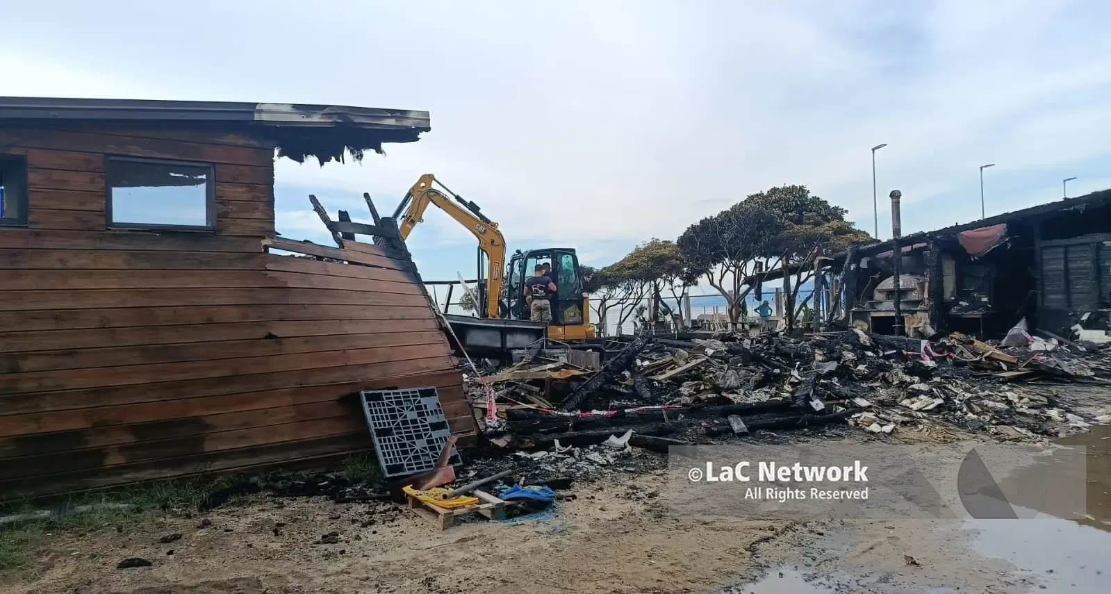 <p>Pizzo, devastante incendio alla Marinella: il <span style=\"color:hsl(0, 75%, 60%);\">Lido Acqua Azzurra distrutto </span>dalle fiamme, l’ipotesi del corto circuito</p>