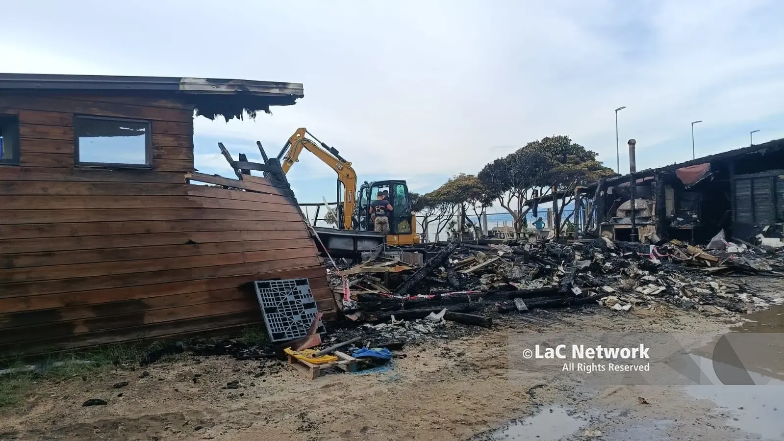 Pizzo, devastante incendio alla Marinella: il Lido Acqua Azzurra distrutto dalle fiamme, l’ipotesi del corto circuito\n