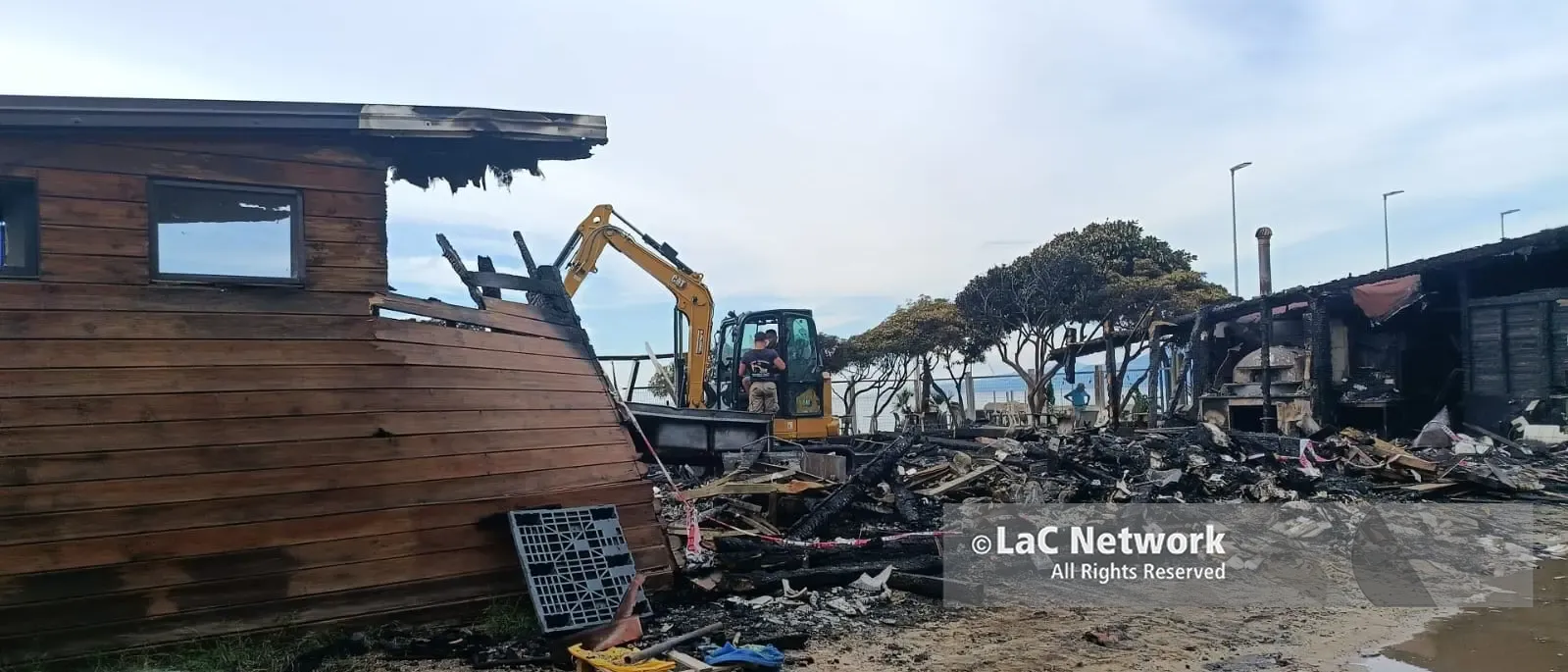 Pizzo, devastante incendio alla Marinella: il Lido Acqua Azzurra distrutto dalle fiamme, l’ipotesi del corto circuito\n
