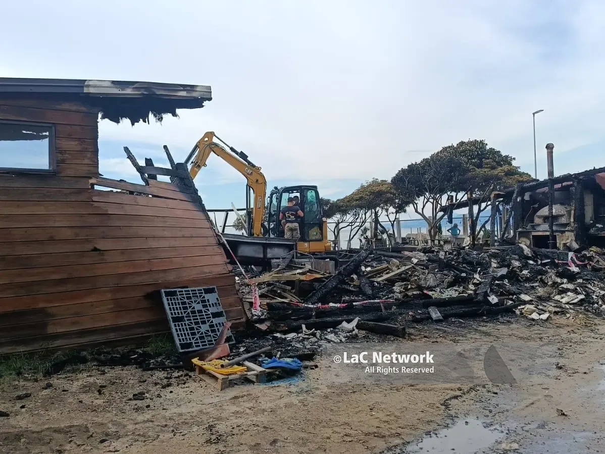 Pizzo, devastante incendio alla Marinella: il Lido Acqua Azzurra distrutto dalle fiamme, l’ipotesi del corto circuito