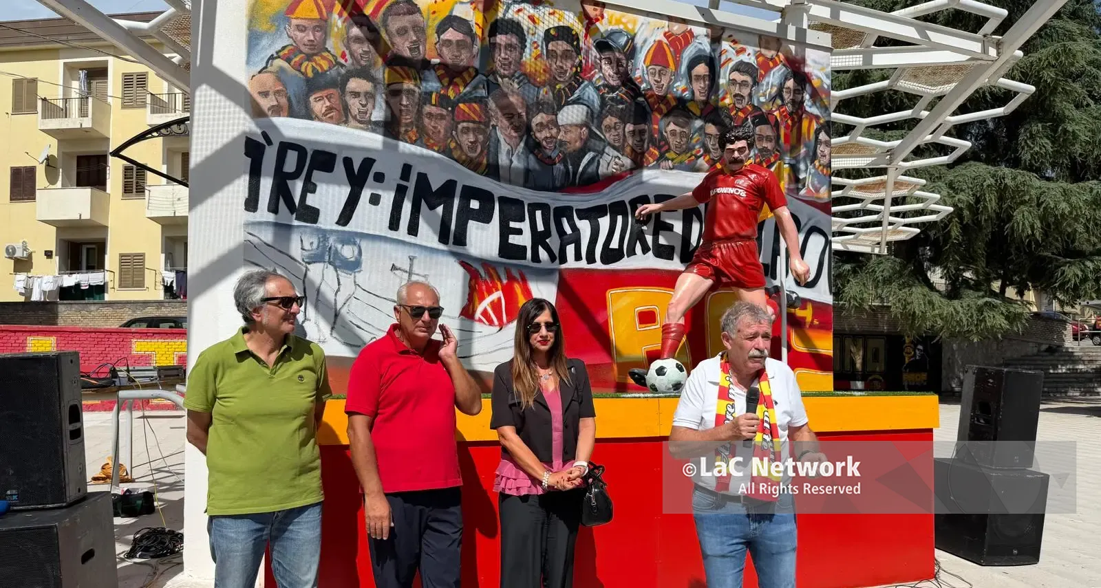 Catanzaro celebra il suo “O’ Rey”: svelata la statua di Massimo Palanca allo stadio Ceravolo\n