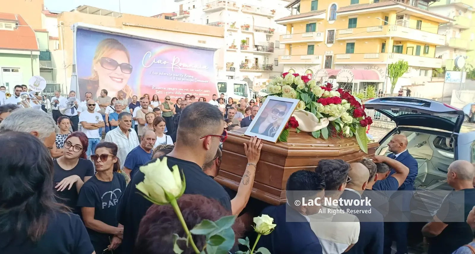 Rose bianche, lacrime e silenzio per Romania Piccolo: Vibo Marina si stringe al marito Bruno e al figlio di 4 anni che ancora non sa