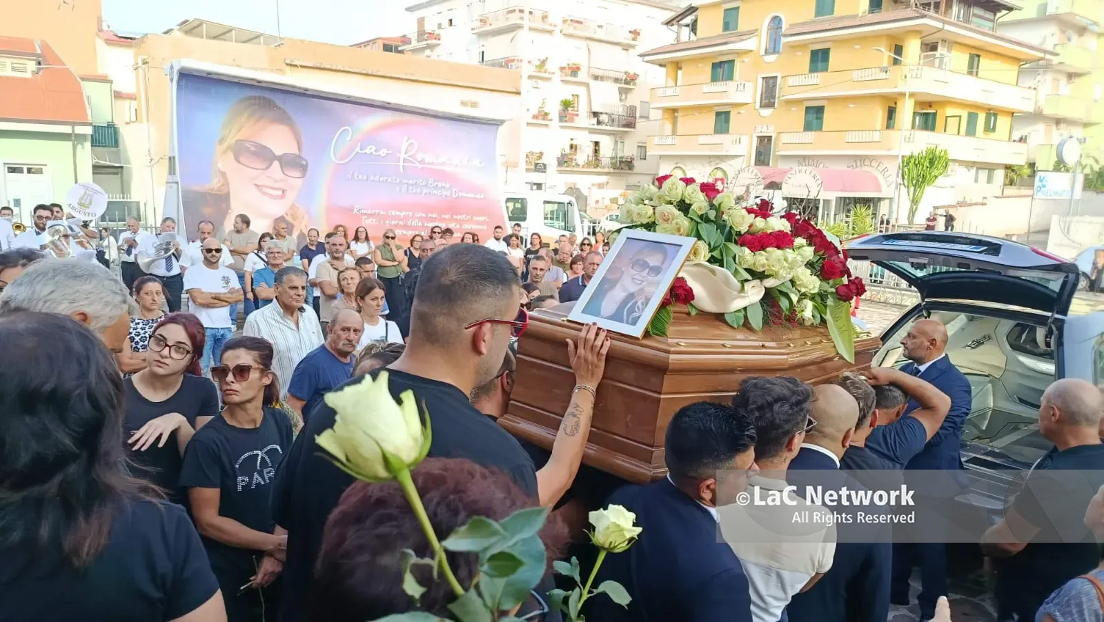 Rose bianche, lacrime e silenzio per Romania Piccolo: Vibo Marina si stringe al marito Bruno e al figlio di 4 anni che ancora non sa