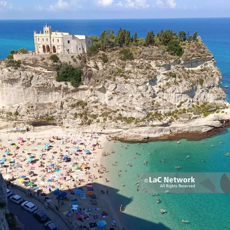«A Tropea non c’è spazio per le sagre. E\u00A0gli Spritz bar sono una triste realtà, ha ragione il New York Times»:\u00A0il turismo secondo il sindaco Macrì\n