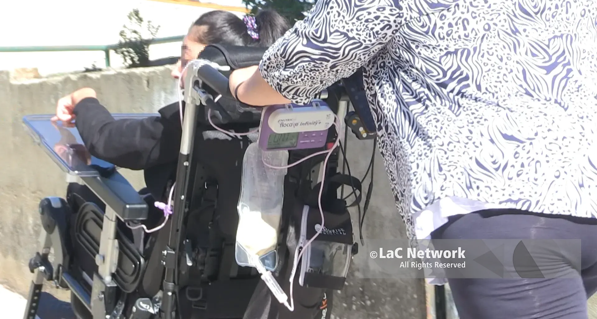 «Carol ha diritto di andare a scuola»: una giornata a Zungri con mamma Rosetta che lotta per la figlia disabile\n