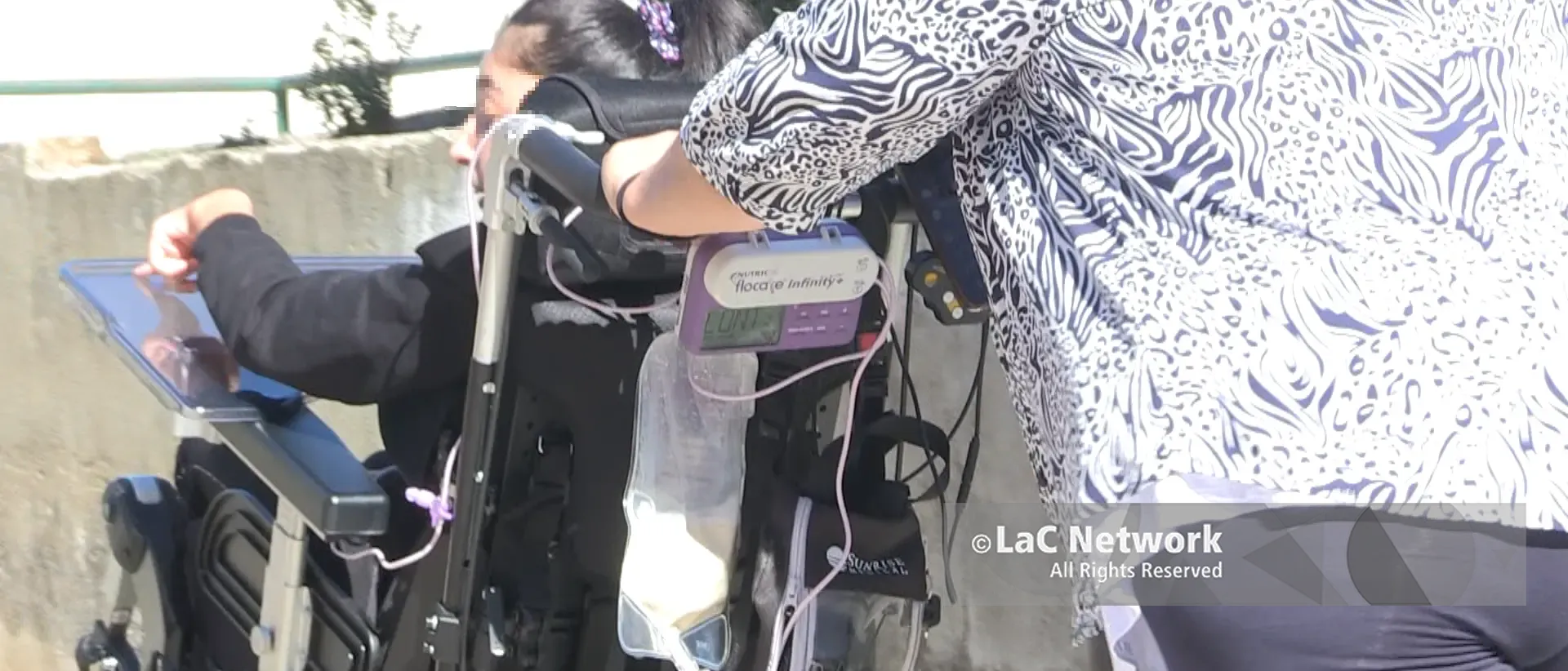 «Carol ha diritto di andare a scuola»: una giornata a Zungri con mamma Rosetta che lotta per la figlia disabile\n