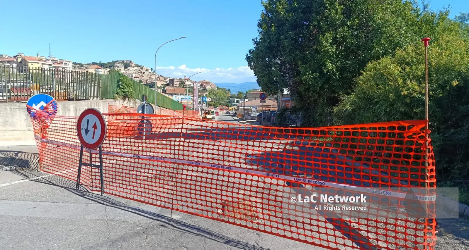 Cantiere\u00A0davanti al liceo Berto, scatta la stretta su via degli Artigiani: senso unico in salita e primi dubbi sulla sicurezza\n