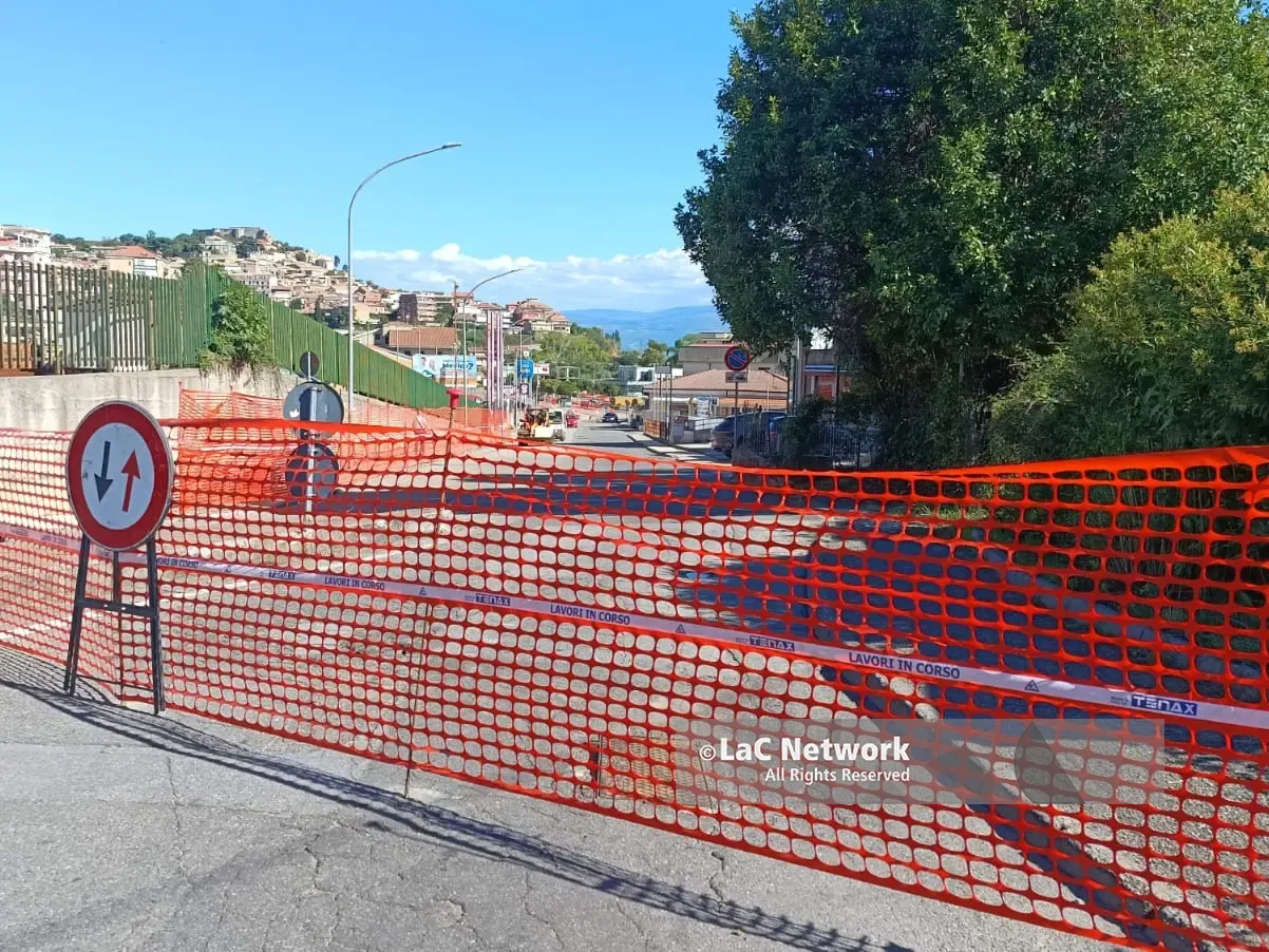 Cantiere davanti al liceo Berto, scatta la stretta su via degli Artigiani: senso unico in salita e primi dubbi sulla sicurezza