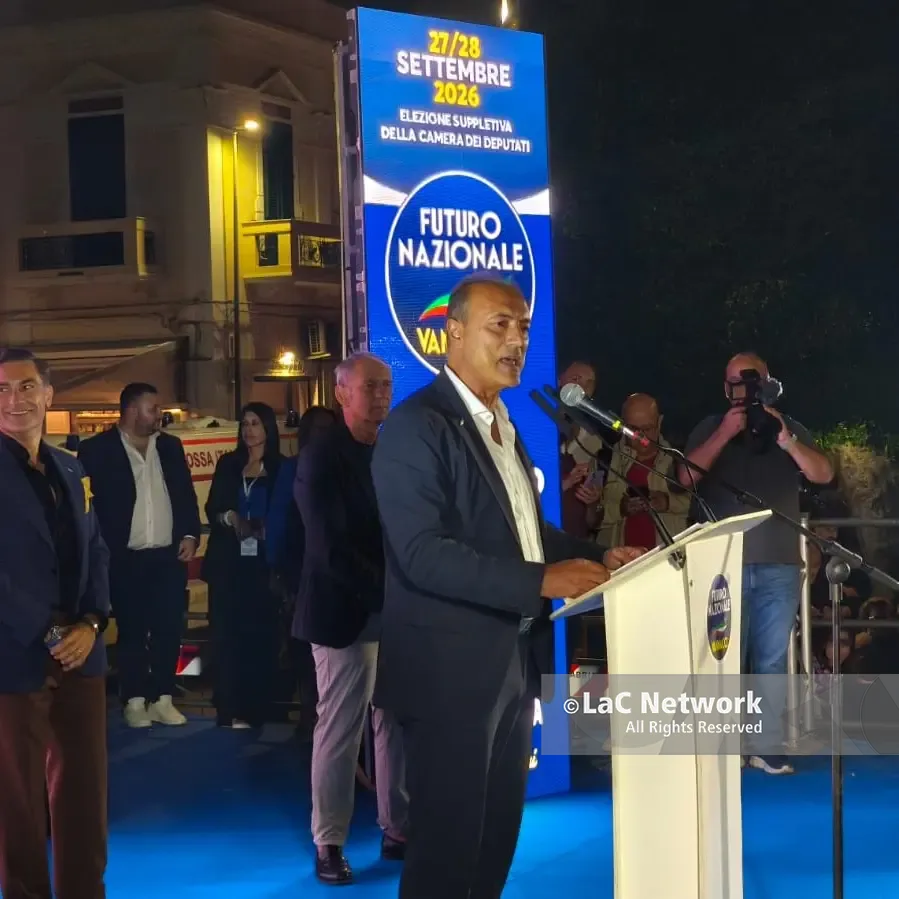 Giannetta con Vannacci in piazza Duomo: «Non sono un traditore, Reggio appartiene ai reggini»\n