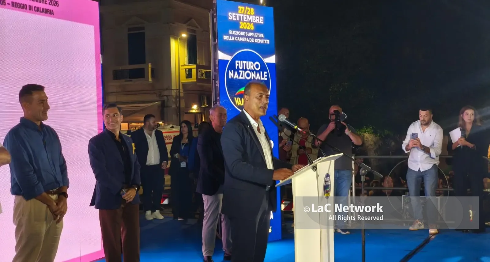 Giannetta con Vannacci in piazza Duomo: «Non sono un traditore, Reggio appartiene ai reggini»\n