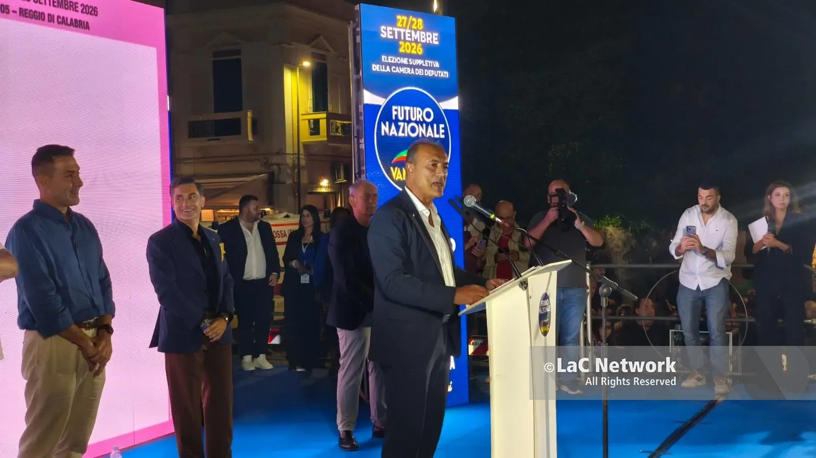 Giannetta con Vannacci in piazza Duomo: «Non sono un traditore, Reggio appartiene ai reggini»\n