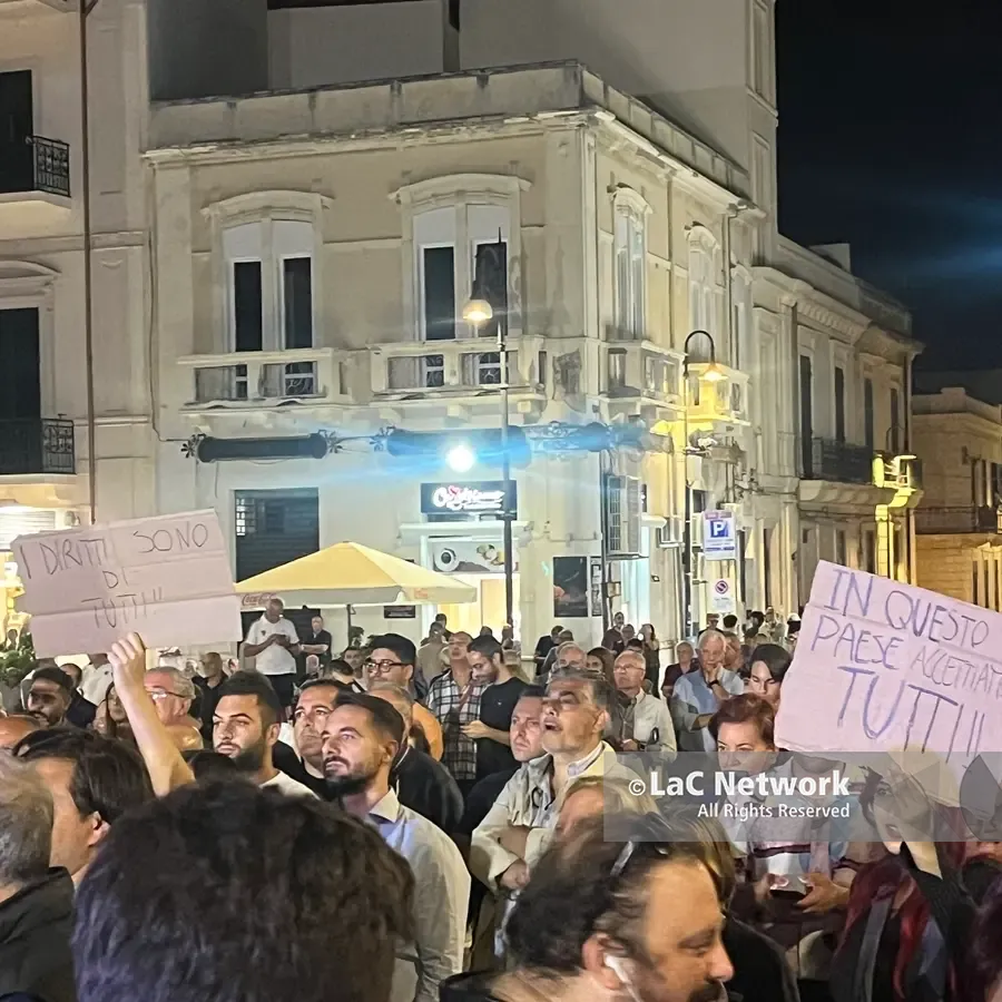 <p>Più contestazioni che inni a Reggio per Vannacci: «Quanta ipocrisia, cita la Bibbia e poi discrimina»</p>