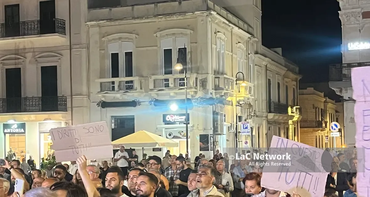 Vannacci e i giovani,\u00A0in piazza Duomo a Reggio inni e contestazioni per\u00A0un leader che\u00A0affascina e\u00A0indigna