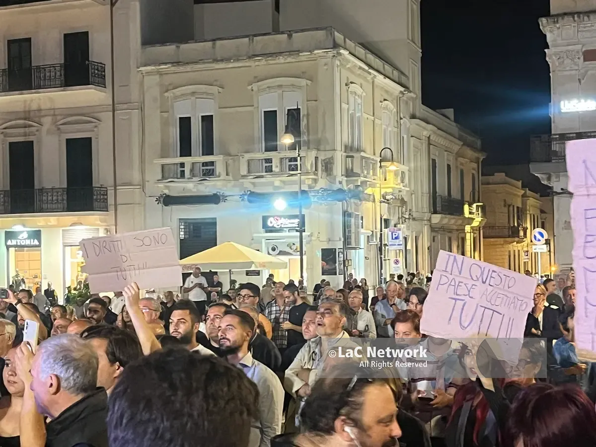 Vannacci e i giovani,\u00A0in piazza Duomo a Reggio inni e contestazioni per\u00A0un leader che\u00A0affascina e\u00A0indigna