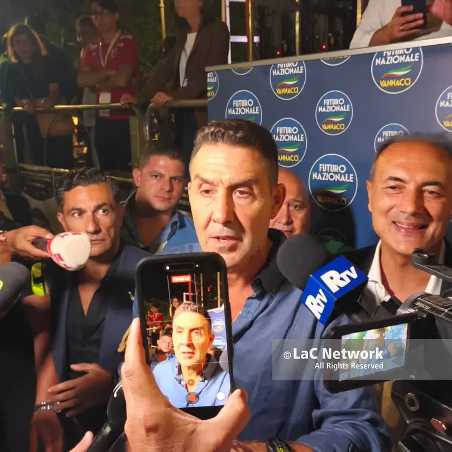 <p>Vannacci di lotta e di governo (si fa per dire), il generale si sdoppia: più soft con i cronisti, durissimo sul palco a Reggio</p>