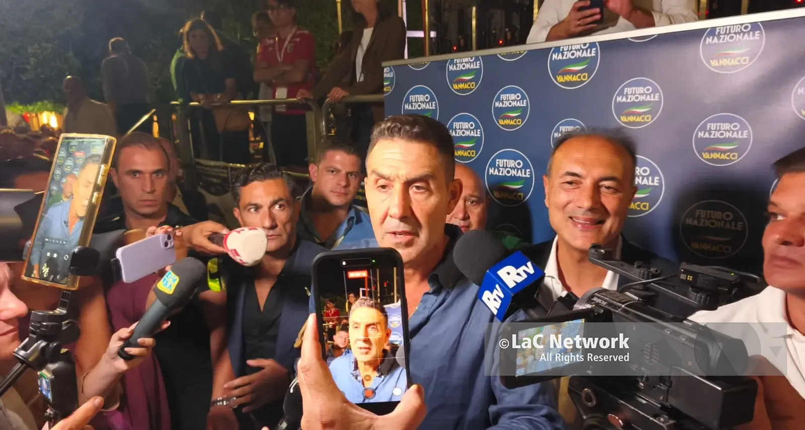<p>Vannacci di lotta e di governo (si fa per dire), il generale si sdoppia: più soft con i cronisti, durissimo sul palco a Reggio</p>