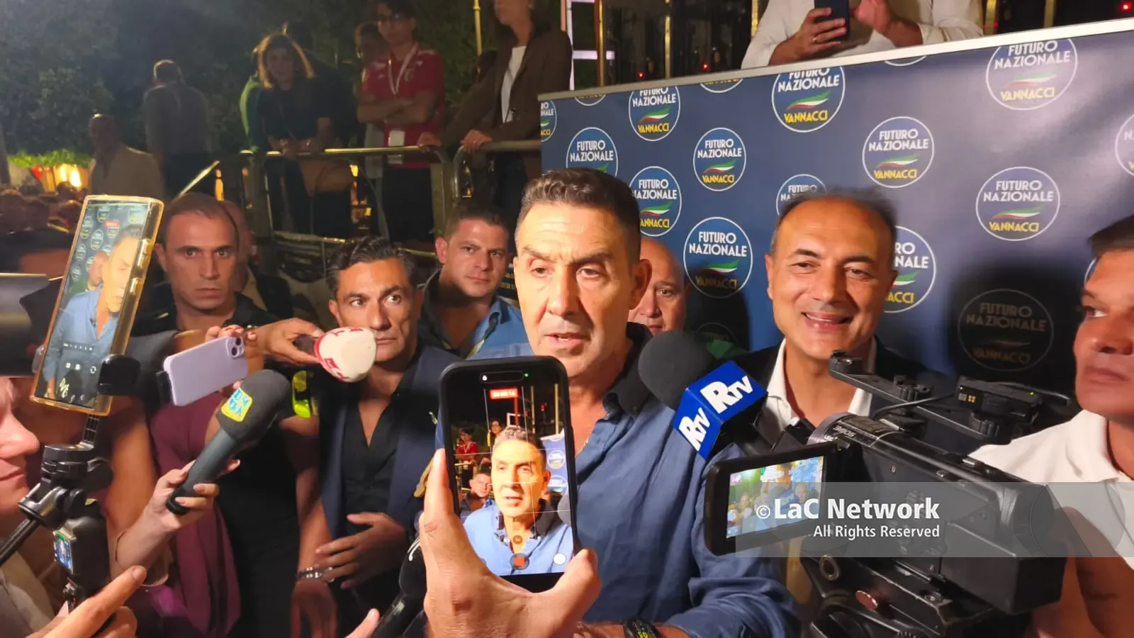 Telecamere o palco? Il doppio linguaggio di Vannacci che ci va giù duro a piazza Duomo per arringare i suoi\n