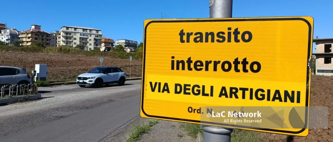 Caos davanti al liceo Berto di Vibo, lunedì incontro tra scuola e Comune: sul tavolo traffico in tilt e sicurezza degli studenti\n