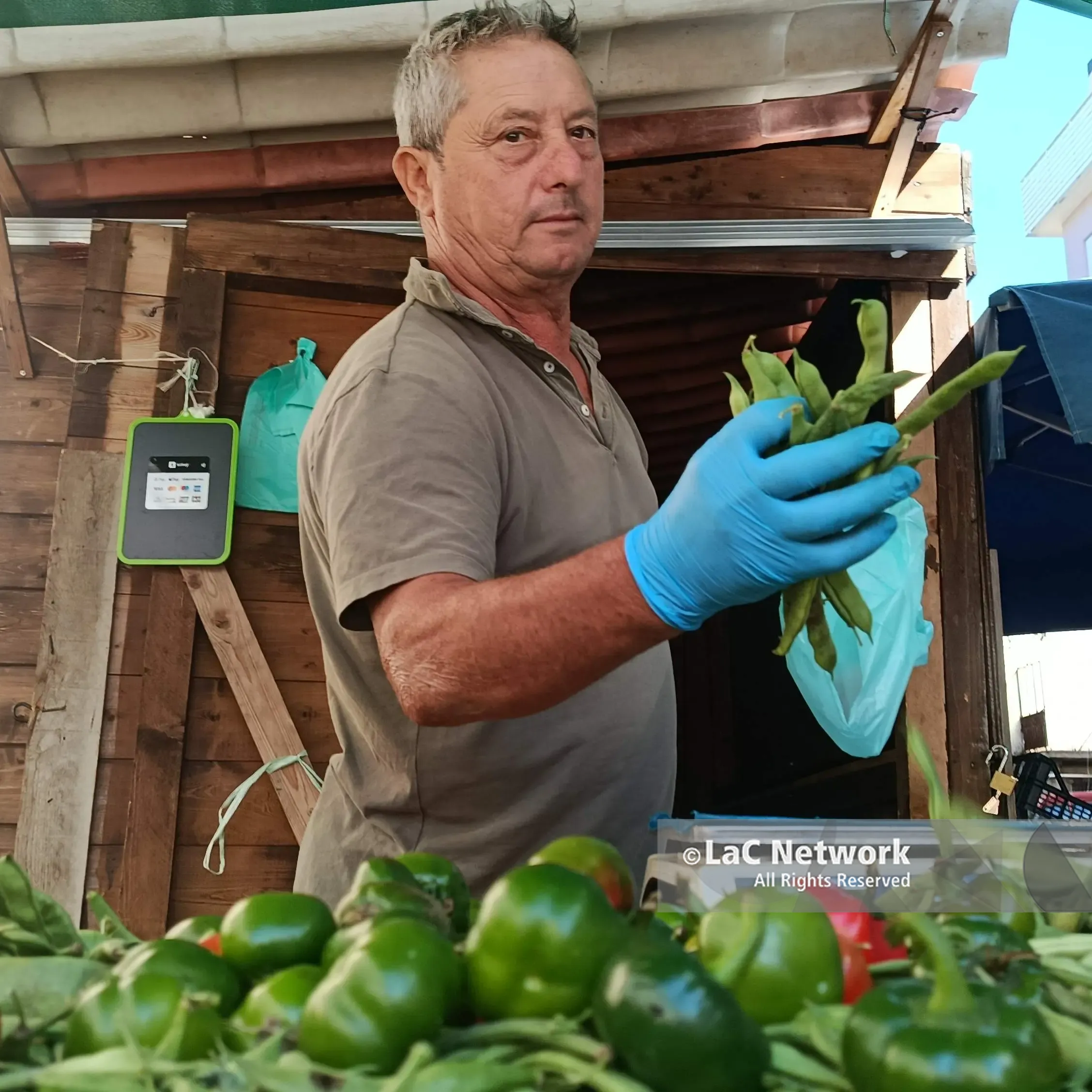 <p>Caro carburante e siccità svuotano le tasche dei calabresi: una giornata al mercato ortofrutticolo</p>