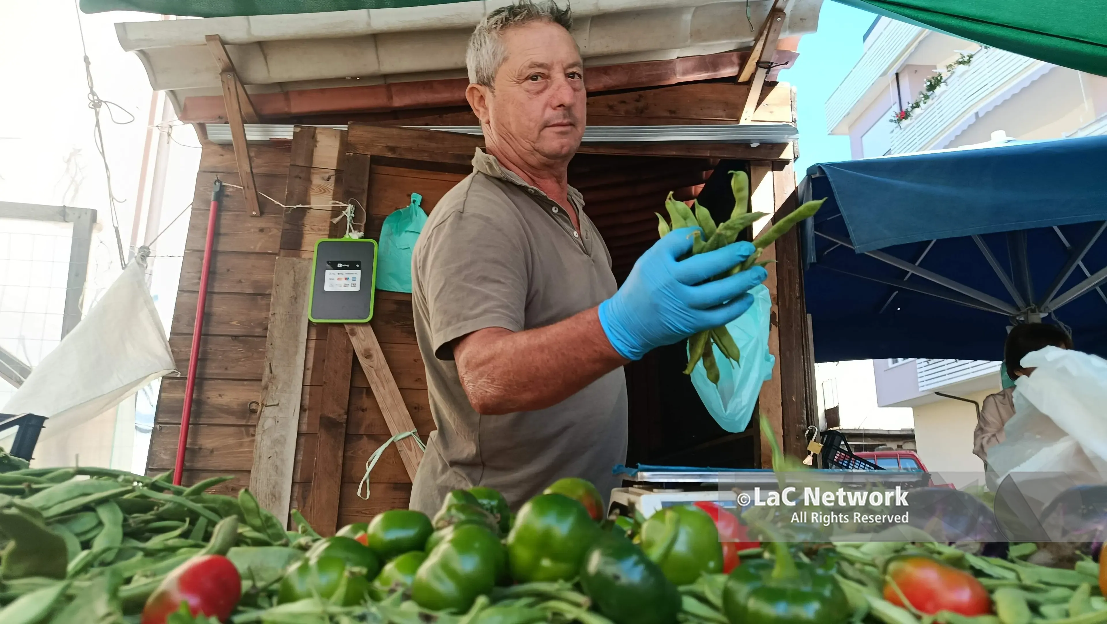 Fagiolini a 8 euro, caro carburante e siccità svuotano le tasche dei vibonesi: una giornata al mercato ortofrutticolo\n