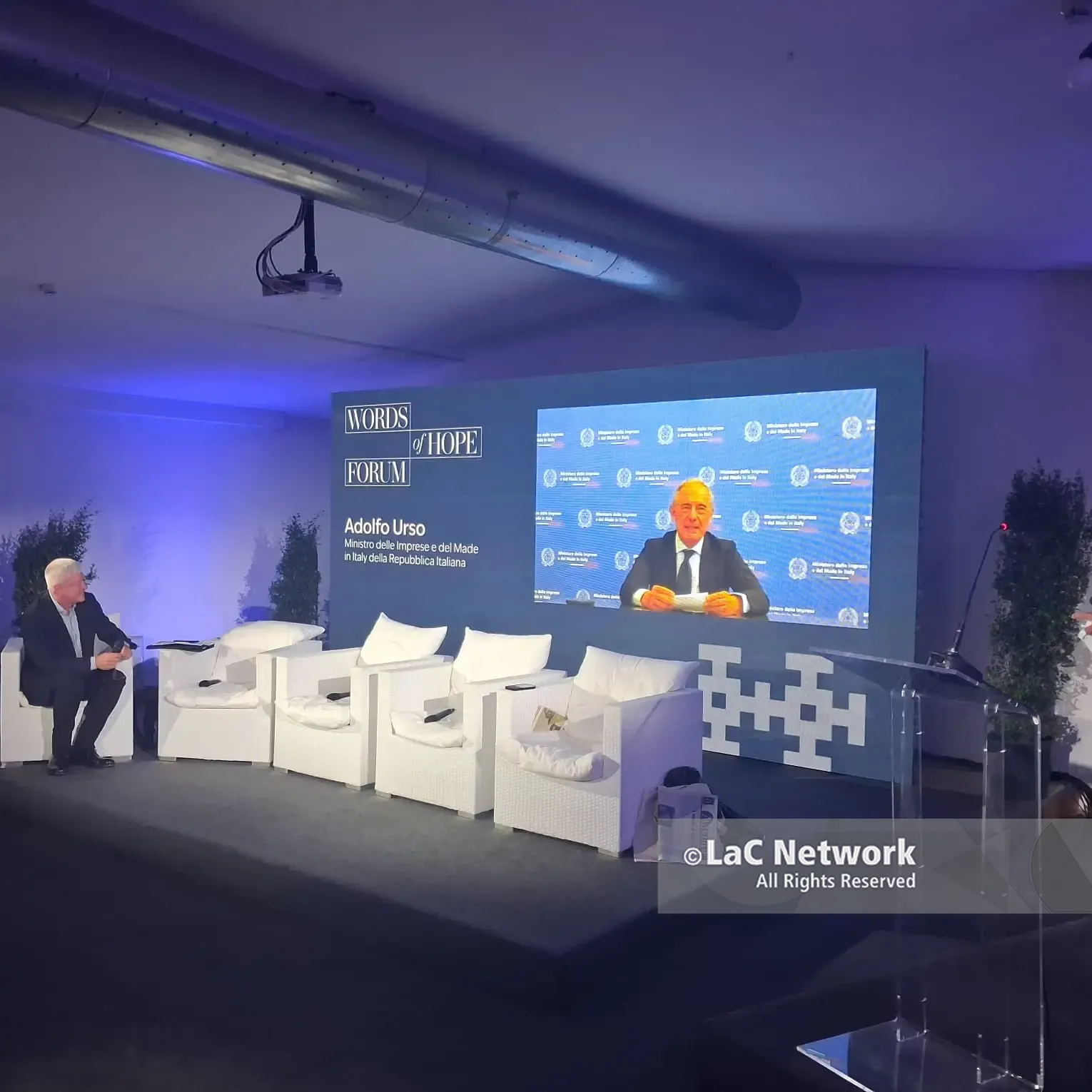 Intelligenza artificiale, il ministro Urso lancia la sfida dalla Calabria: «L’IA ci liberi dalla fatica, non dal lavoro»\n