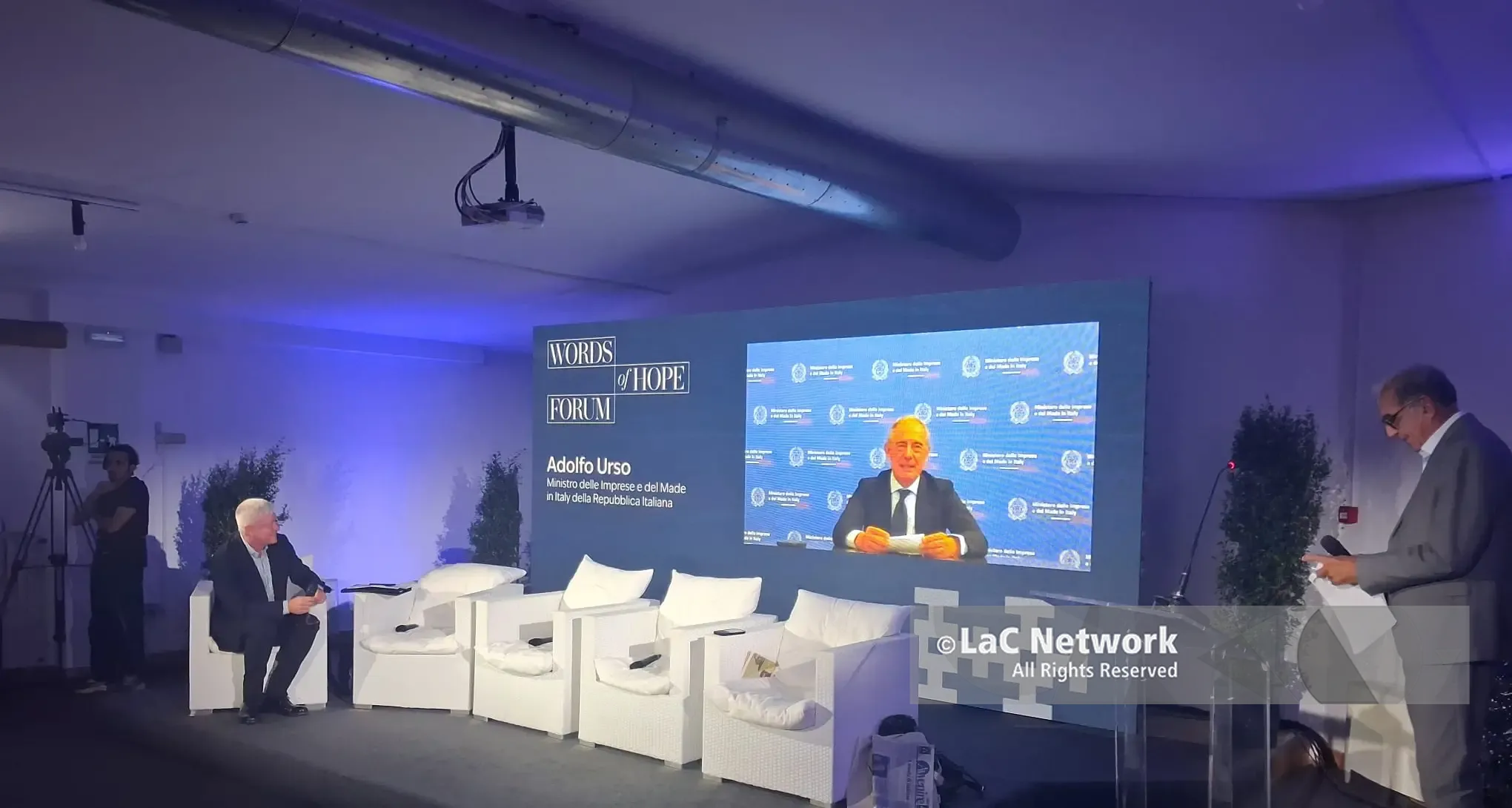 Intelligenza artificiale, il ministro Urso lancia la sfida dalla Calabria: «L’IA ci liberi dalla fatica, non dal lavoro»\n