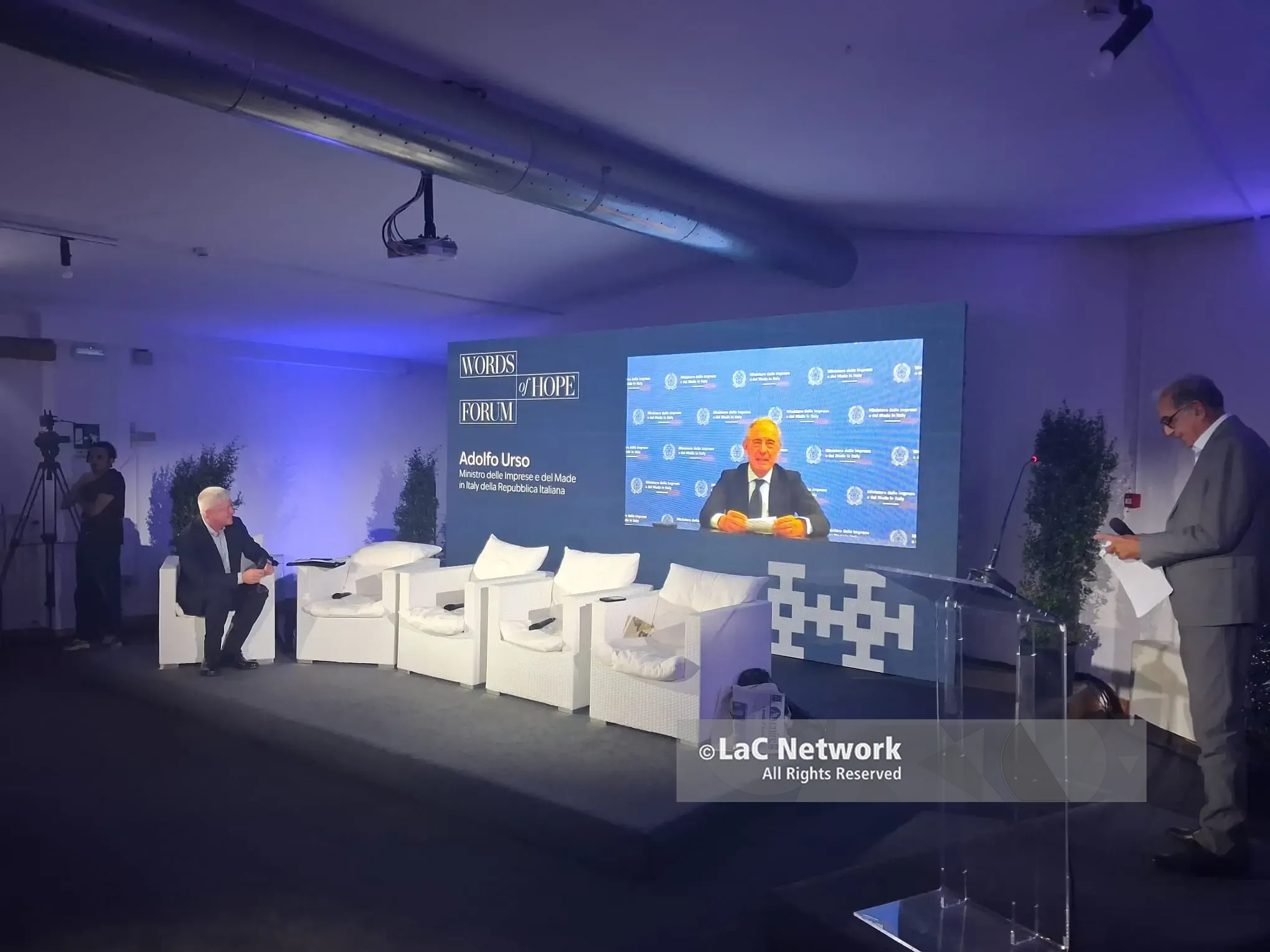 Intelligenza artificiale, il ministro Urso lancia la sfida dalla Calabria: «L’IA ci liberi dalla fatica, non dal lavoro»\n
