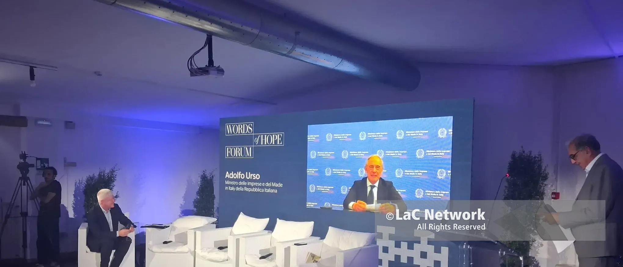 Intelligenza artificiale, il ministro Urso lancia la sfida dalla Calabria: «L’IA ci liberi dalla fatica, non dal lavoro»\n