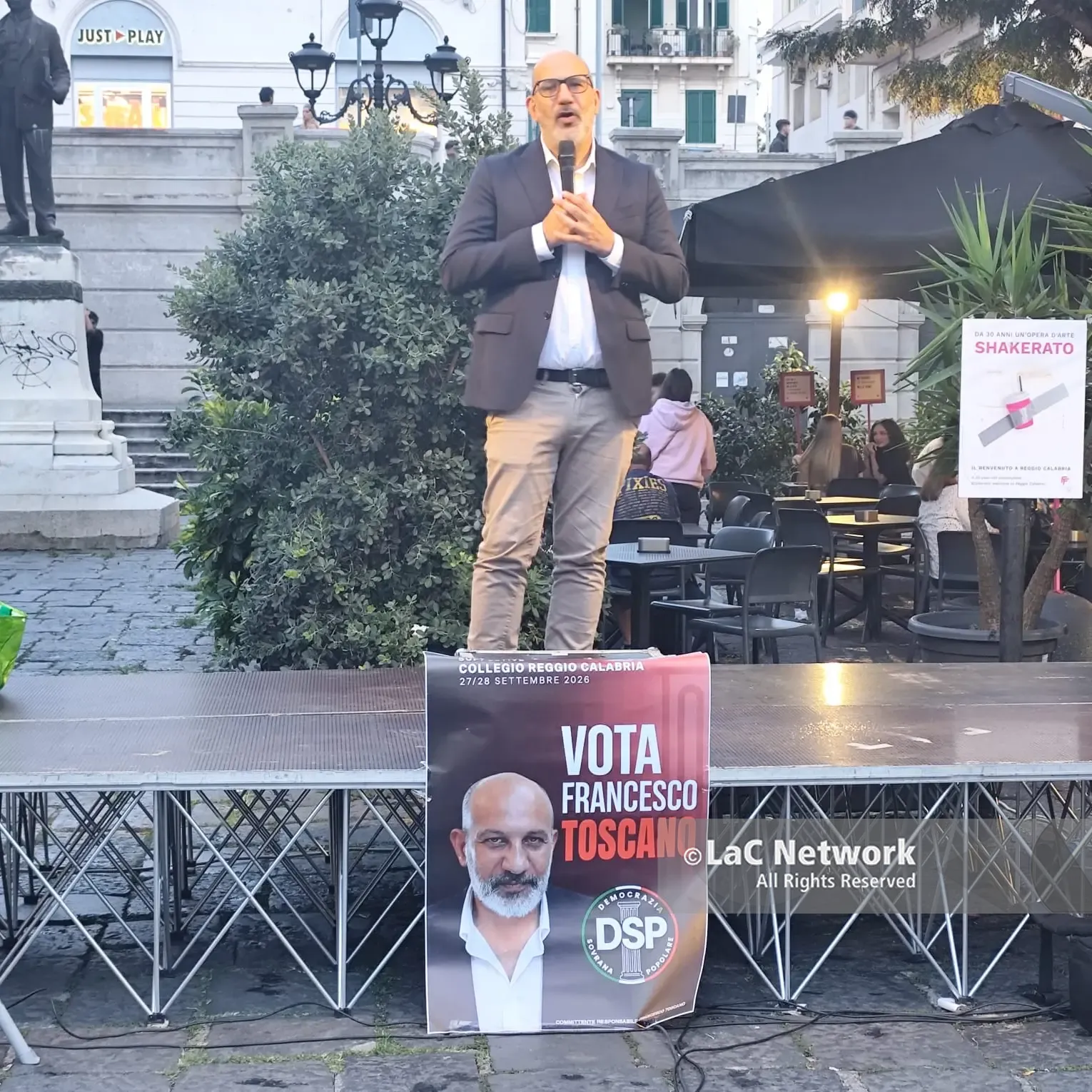 Dall’orchestrina sul Titanic ai Savonarola da strapazzo: Francesco Toscano chiude in Piazza Camagna provando a scuotere le coscienze\n