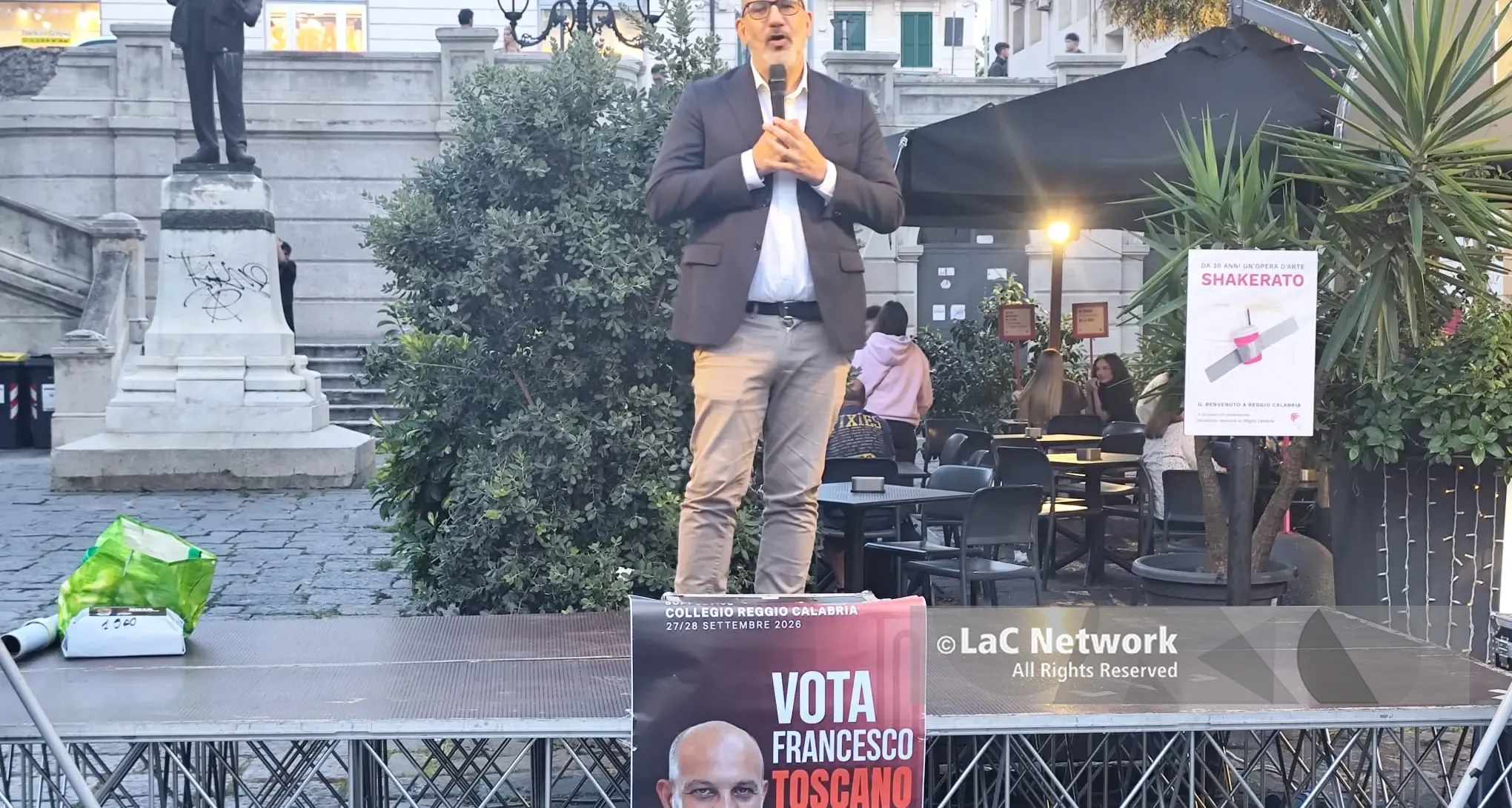 Dall’orchestrina sul Titanic ai Savonarola da strapazzo: Francesco Toscano chiude in Piazza Camagna provando a scuotere le coscienze\n