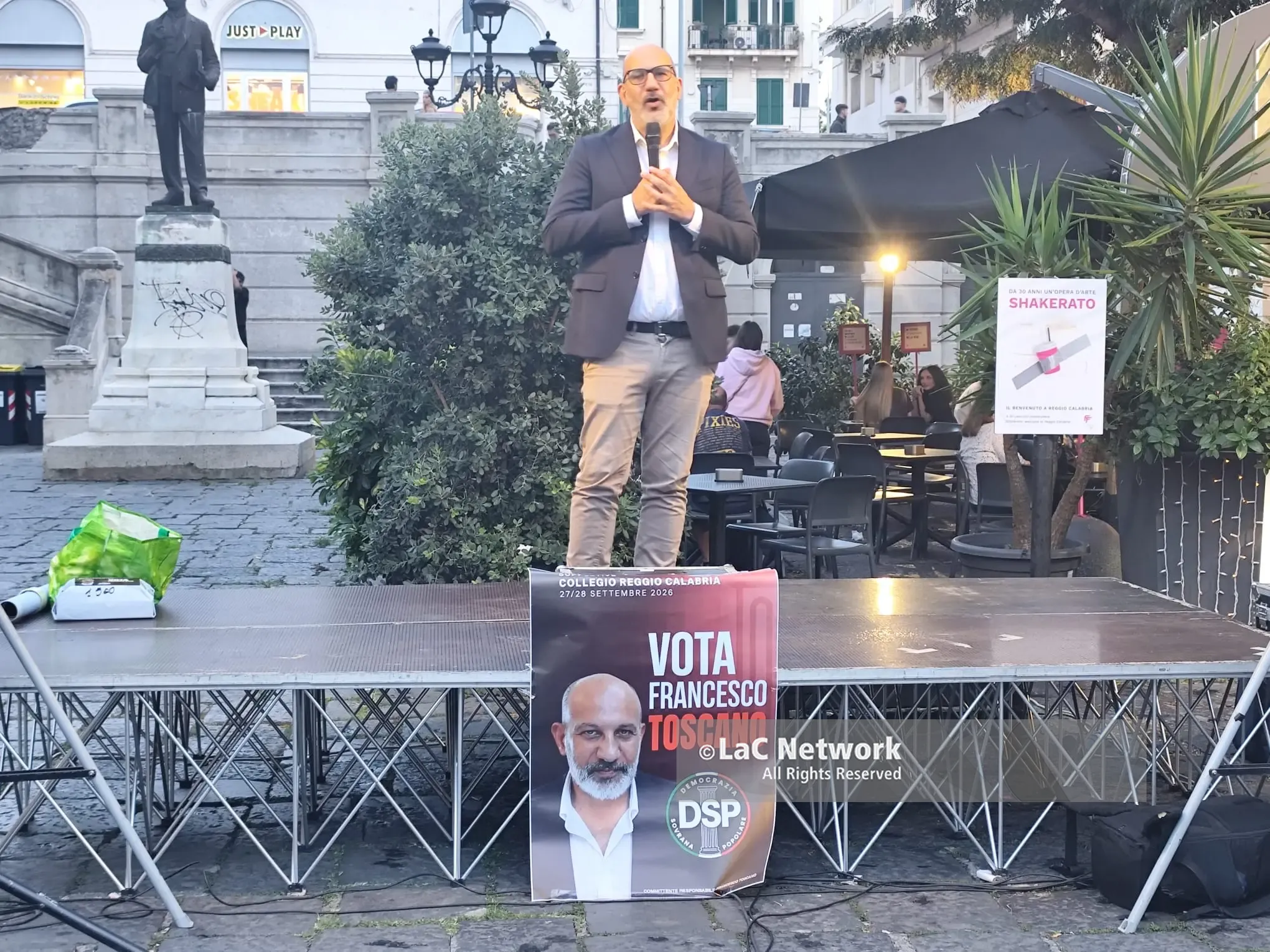 Dall’orchestrina sul Titanic ai Savonarola da strapazzo: Francesco Toscano chiude in Piazza Camagna provando a scuotere le coscienze\n