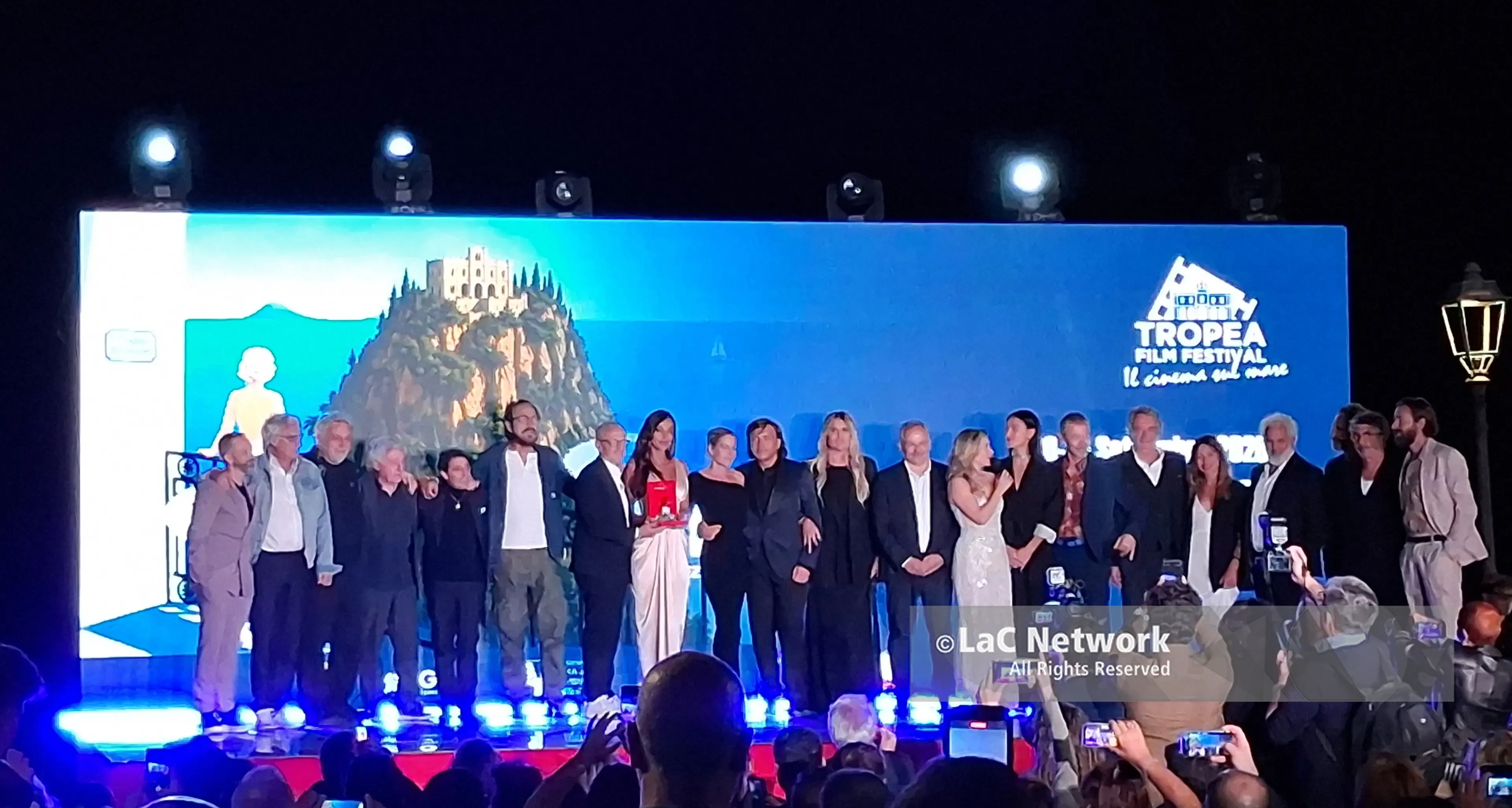 <p>Tra le stelle del cinema, Tropea si illumina per il <span style=\"color:hsl(0, 75%, 60%);\">gran finale del Film Festival</span>: ecco i vincitori</p>