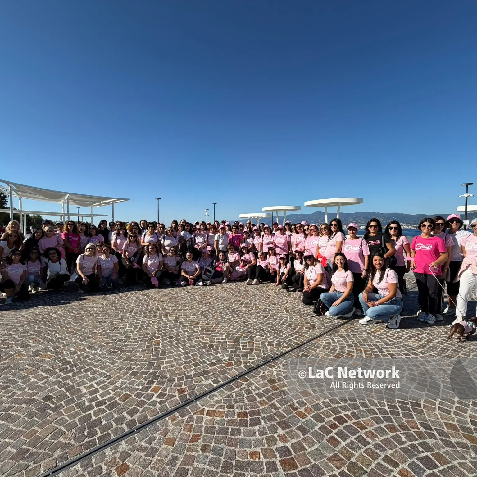 Passeggiata in rosa tra preghiere, sorrisi e mare: quel nastro rosa che insegna alla Calabria a ritrovare la vita\n