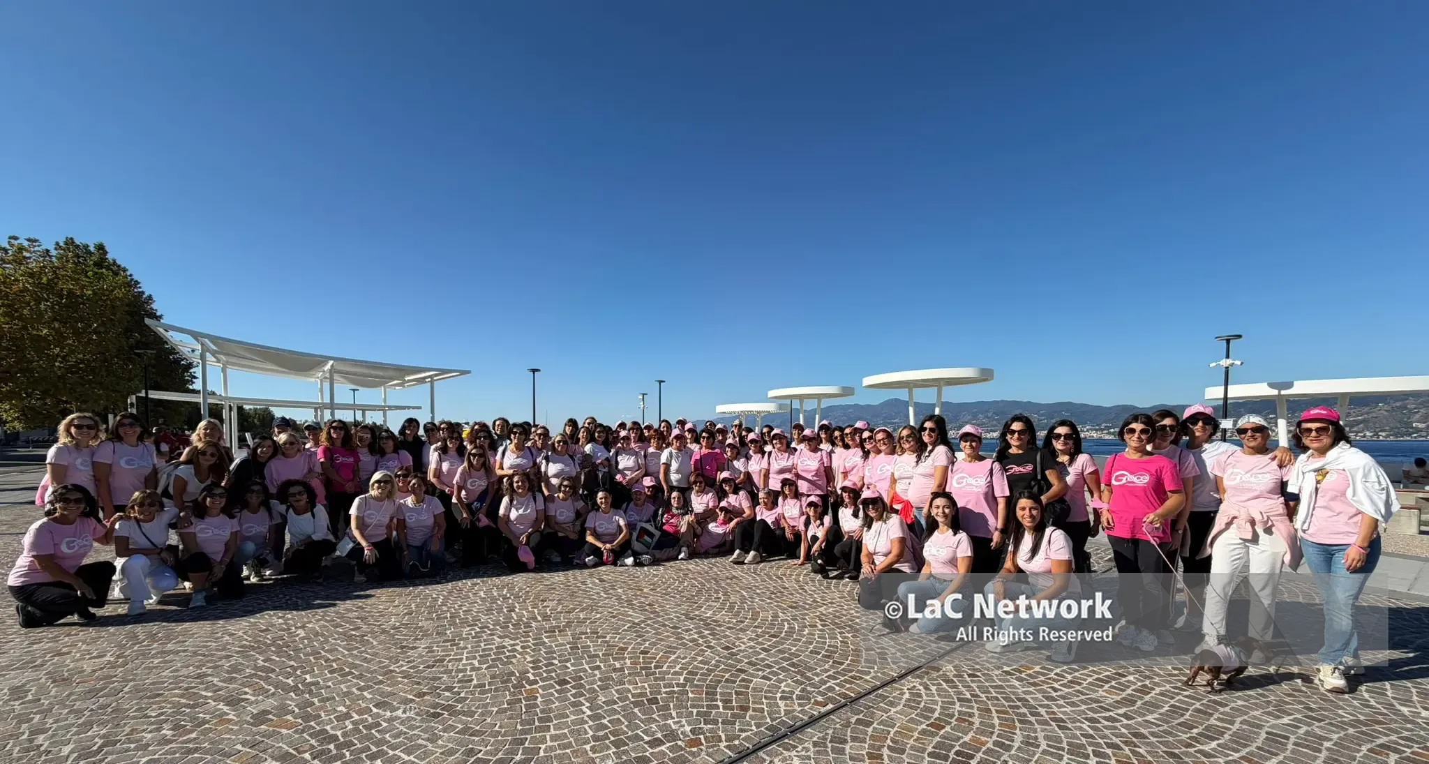 Passeggiata in rosa tra preghiere, sorrisi e mare: quel nastro rosa che insegna alla Calabria a ritrovare la vita\n