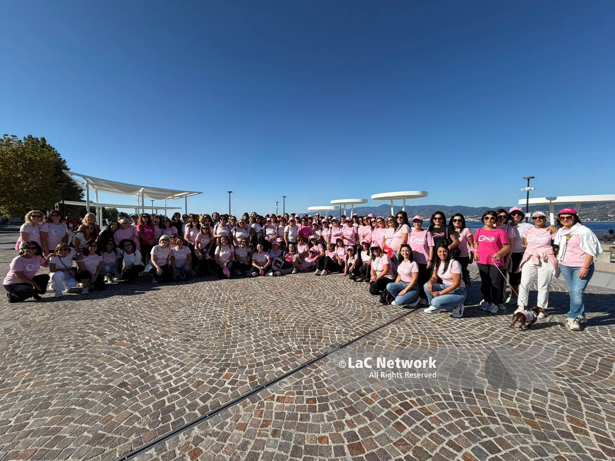 Passeggiata in rosa tra preghiere, sorrisi e mare: quel nastro rosa che insegna alla Calabria a ritrovare la vita\n