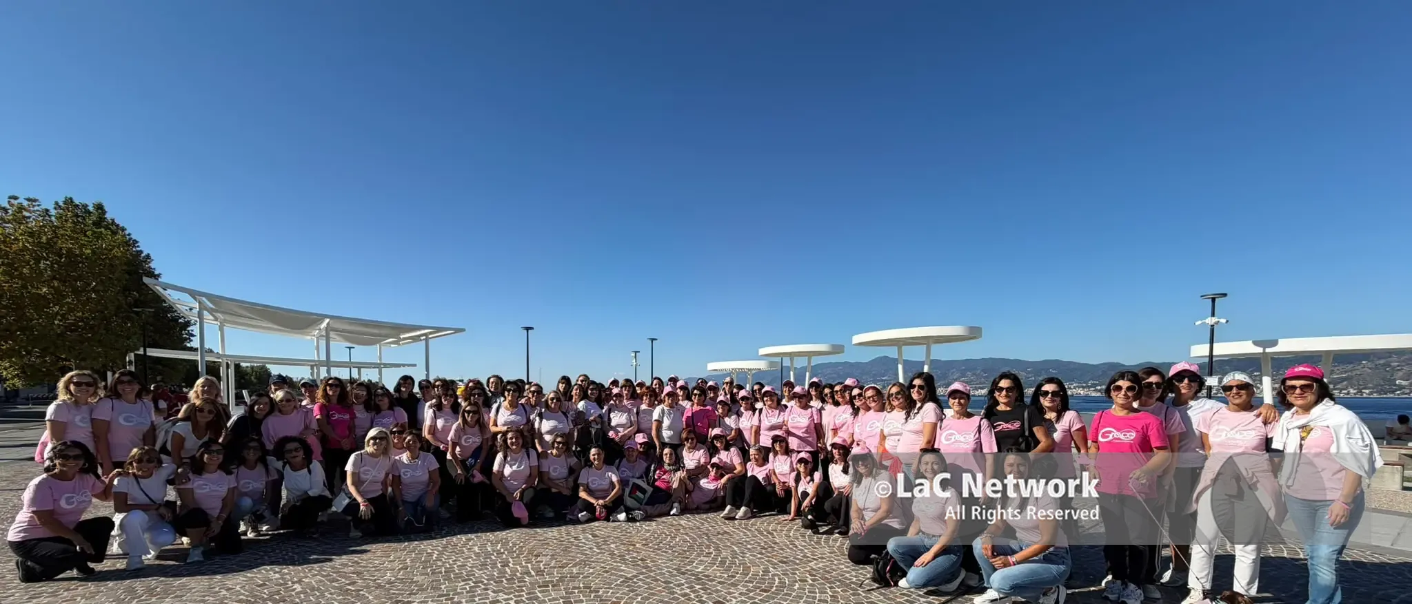 Passeggiata in rosa tra preghiere, sorrisi e mare: quel nastro rosa che insegna alla Calabria a ritrovare la vita\n